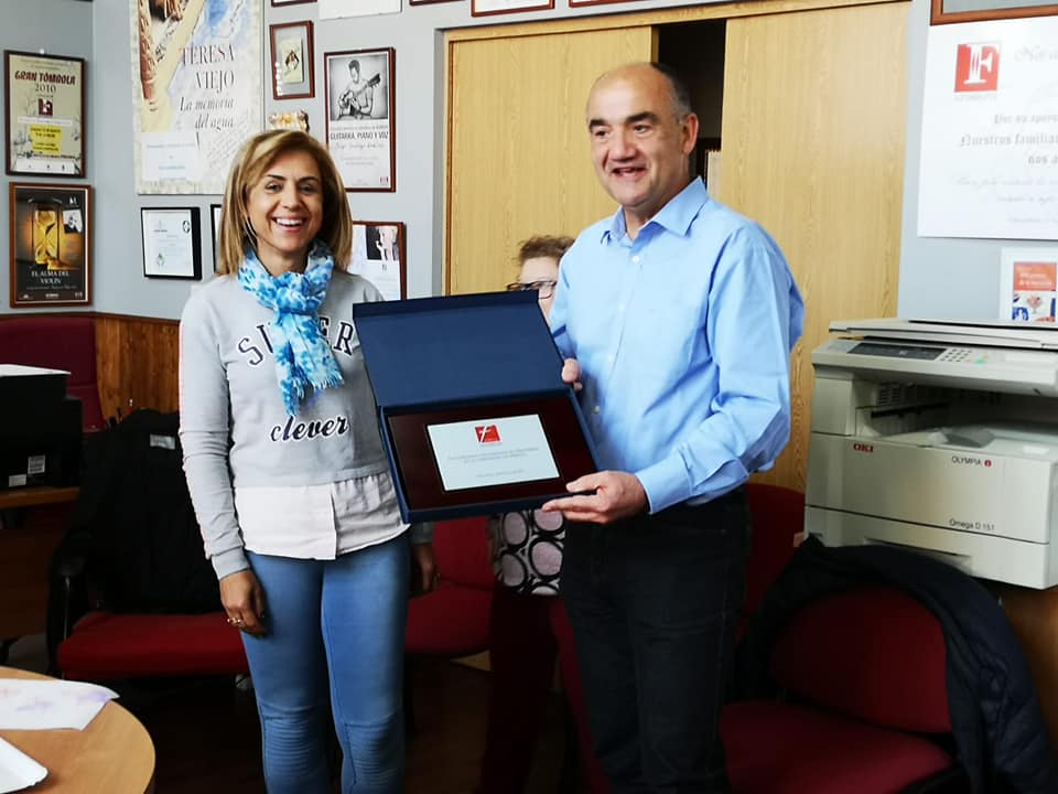 "Valentín Bueno, alcalde de Villarrobledo, reitera su apoyo al tejido asociativo durante visita a Afibrovi en su 20 aniversario"