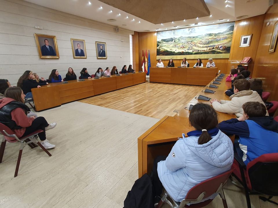 Recepción en Ayuntamiento de Almansa a alumnos franceses de intercambio rompe esquemas en términos de interculturalidad