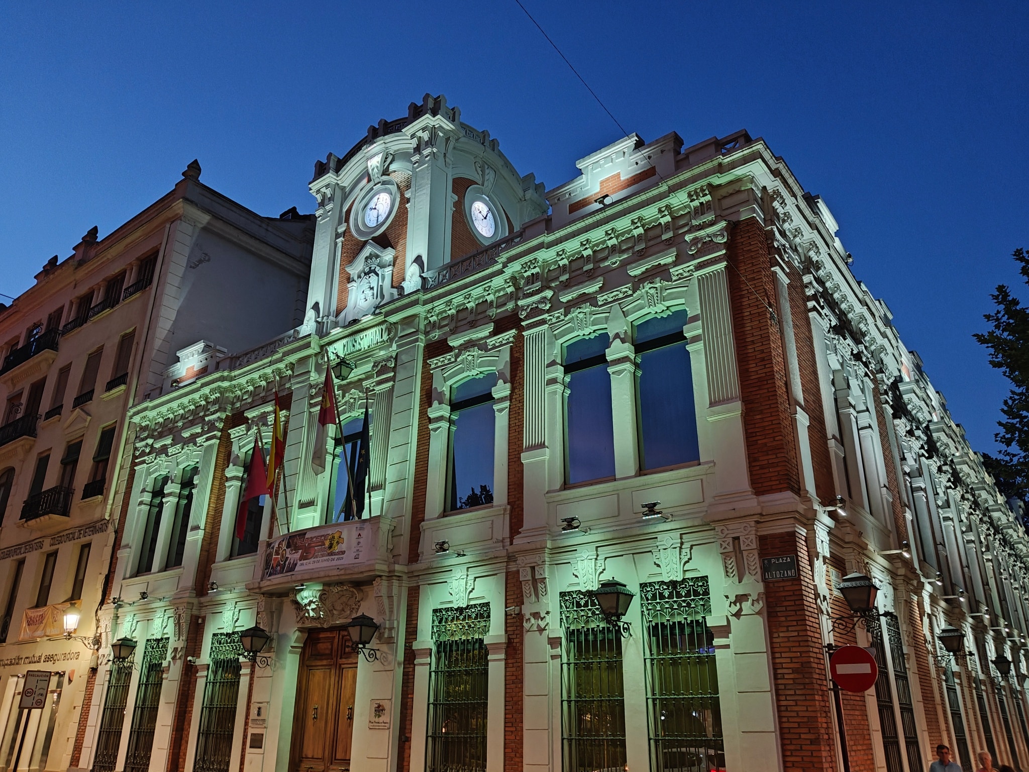Museo Municipal iluminado de verde