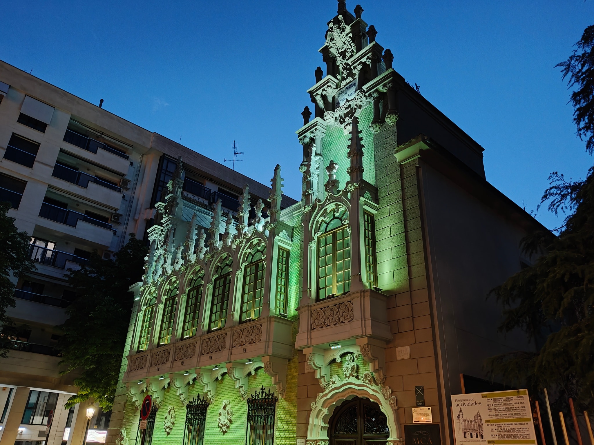 Museo de la Cuchillería iluminado de verde
