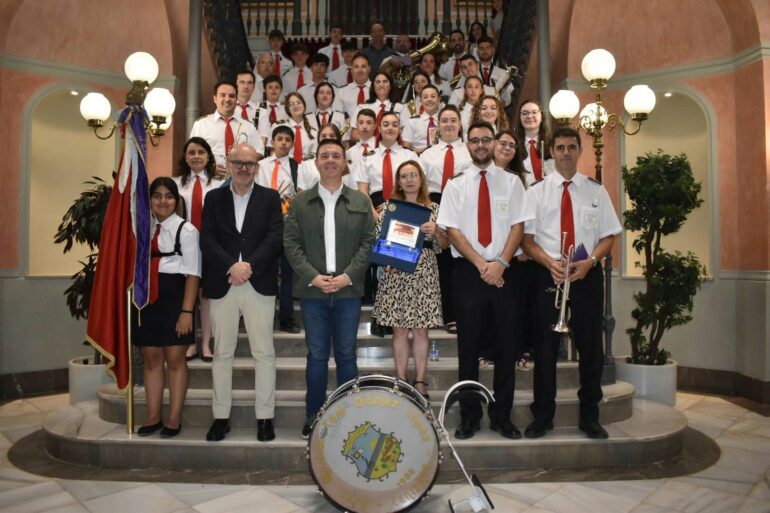 Entrega de placa a la Asociación Musical 'Toni Gómez López'