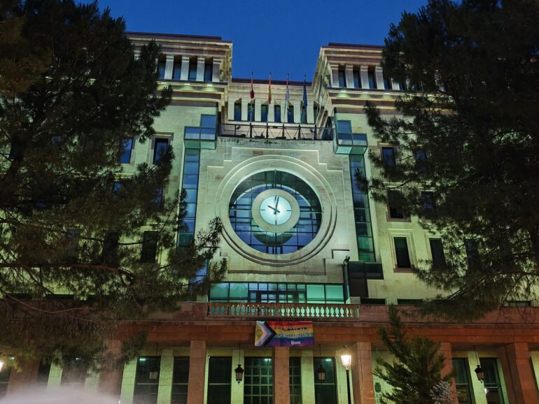 Ayuntamiento de Albacete iluminado de verde