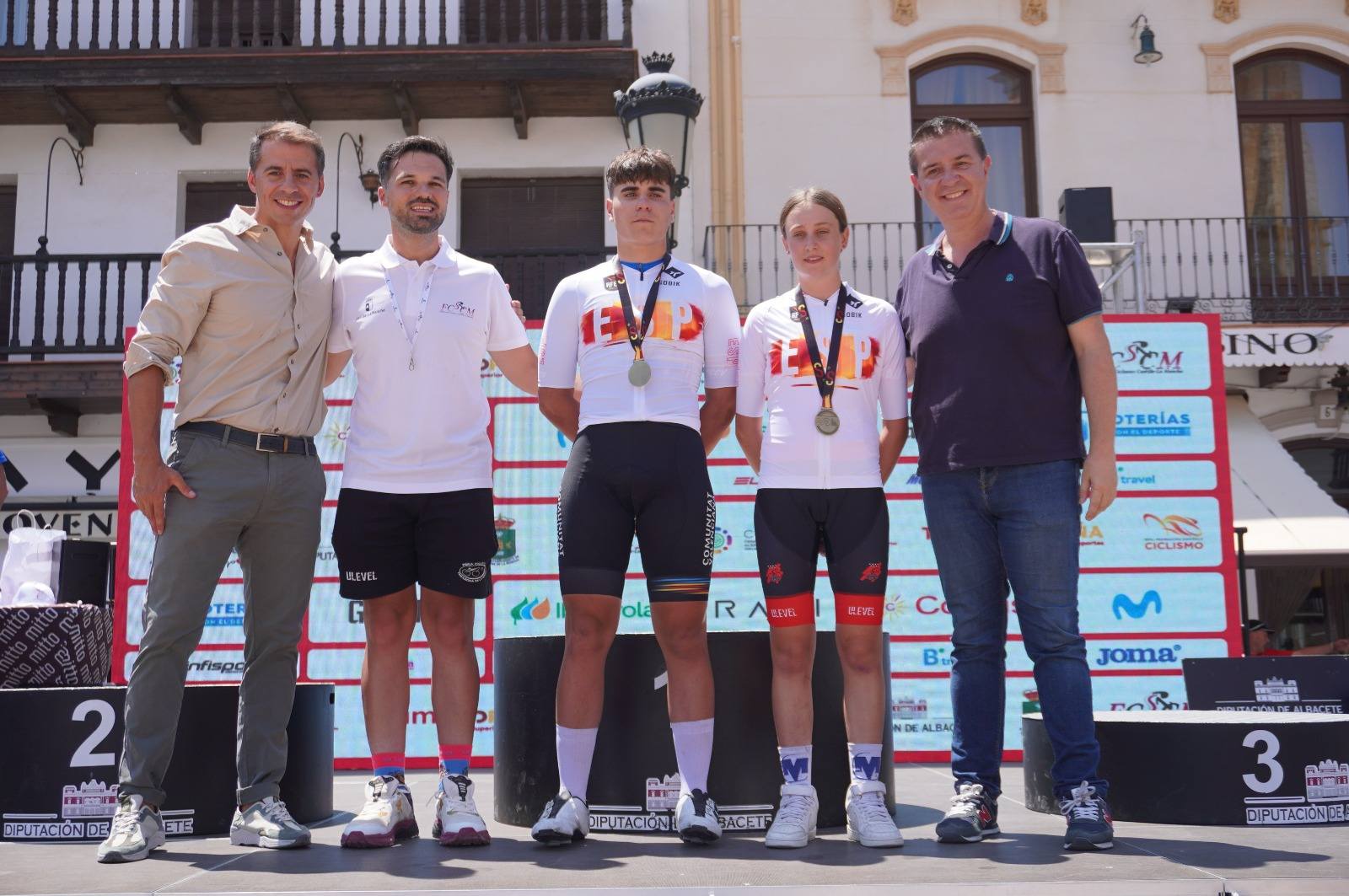 Imagen del podio con las autoridades entregando medallas a los jóvenes ganadores en la Plaza Mayor de Tarazona.