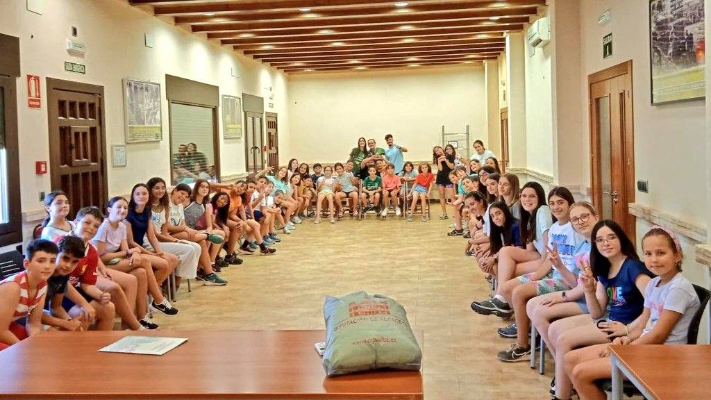 Un grupo de campistas posa junto a sus monitores durante una de las jornadas del programa estival.