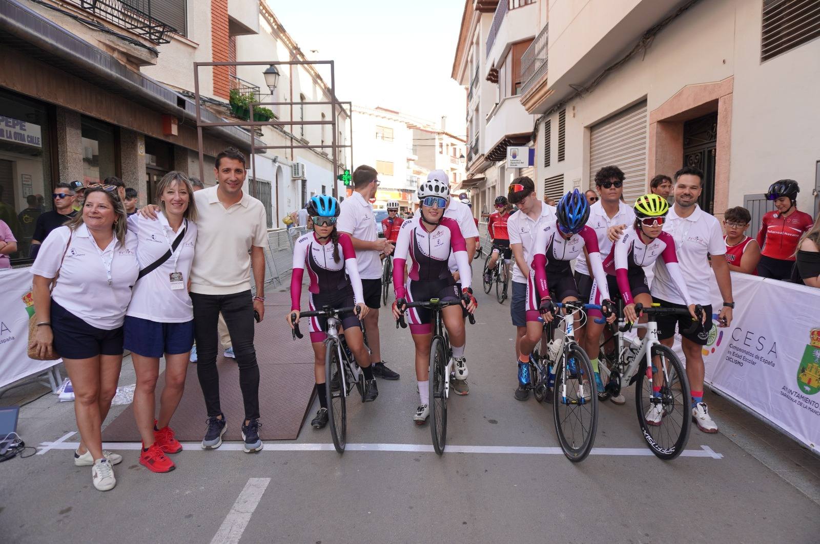 Descripción de la Imagen 2: Autoridades locales y provinciales, junto a las leyendas del ciclismo José Herrada y Joane Somarriba, posan durante el acto inaugural del campeonato.