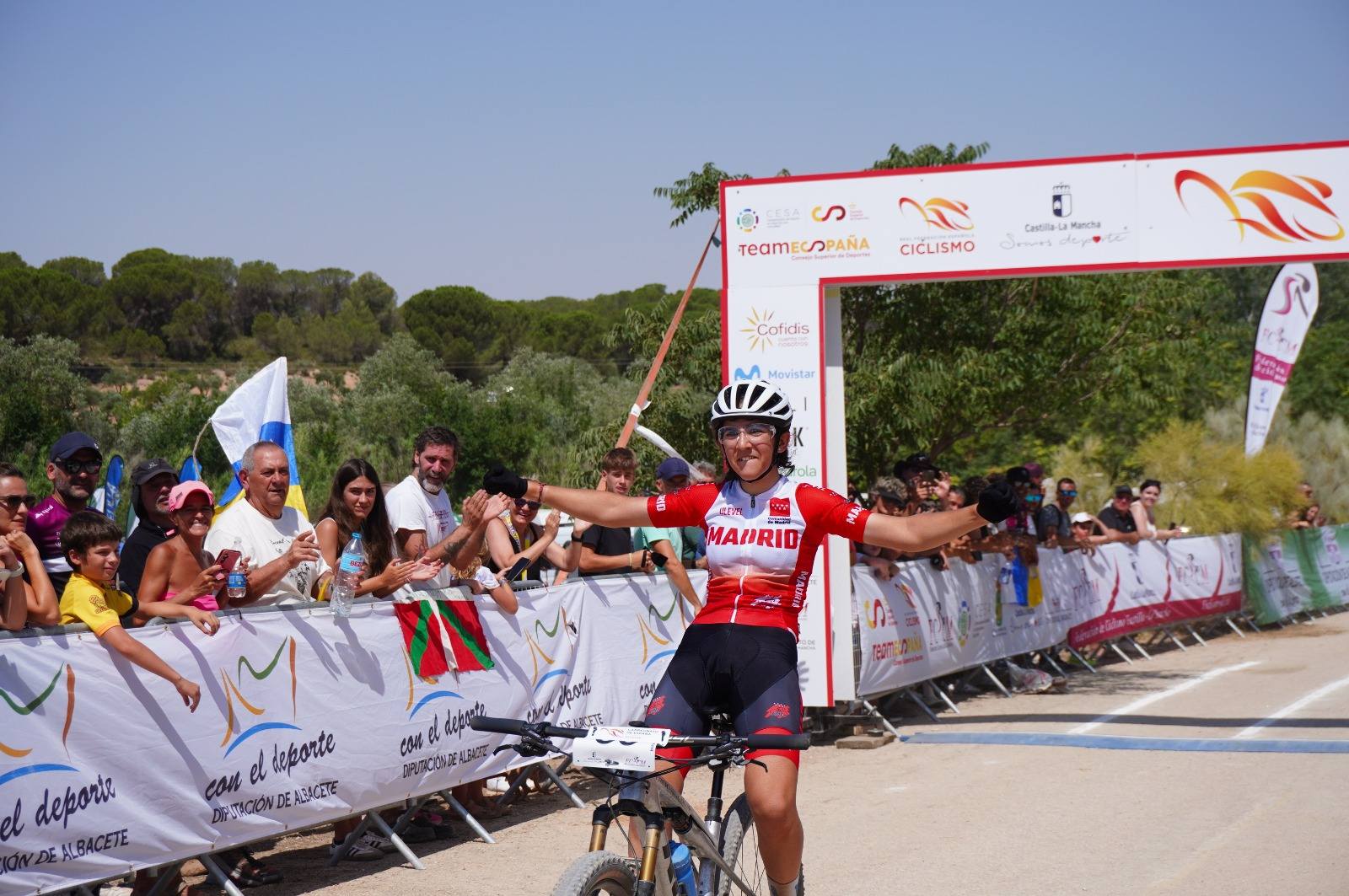 Una ciclista de categoría infantil muestra su esfuerzo durante la competición.