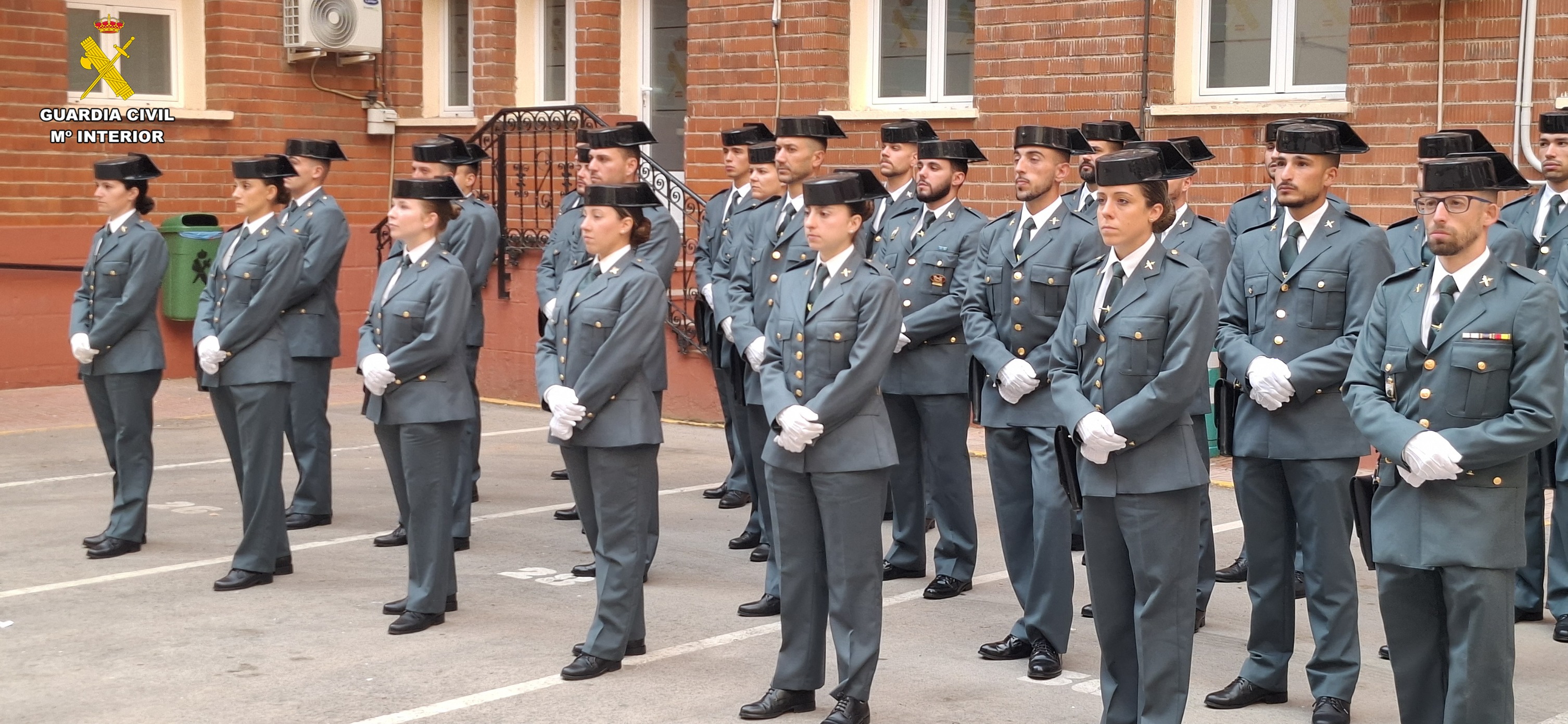 El Teniente Coronel Jefe de la Comandancia de Albacete, Jesús Manuel Rodrigo, saluda a uno de los nuevos agentes.