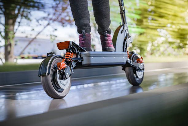 Imagen de un patinete eléctrico circulando por una calle de Albacete, respetando el carril bici.