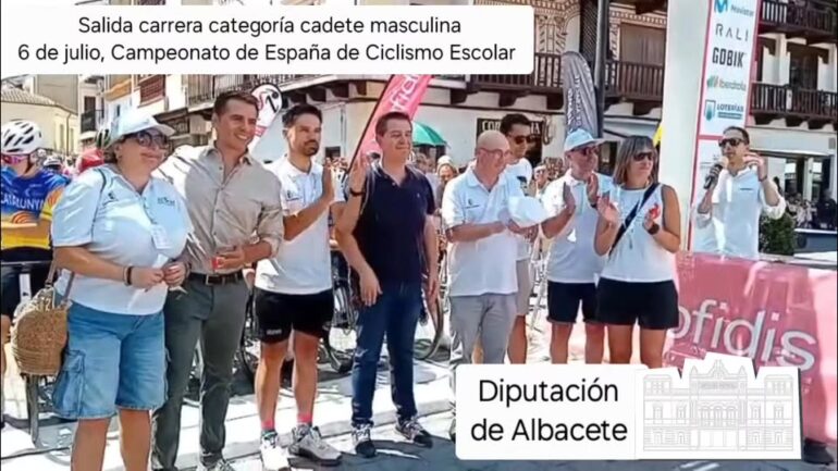 El presidente de la Diputación de Albacete, Santi Cabañero, junto a otras autoridades, en el corte de cinta previo a la salida de la prueba cadete masculina en Tarazona de la Mancha.
