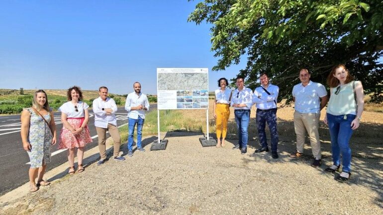 El presidente de la Diputación, Santi Cabañero, junto al vicepresidente, Fran Valera, y la alcaldesa de Higueruela, Isabel Martínez Arnedo, durante la visita a las obras finalizadas en la AB-215.