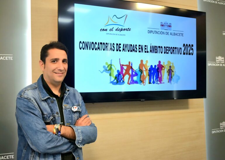 Jóvenes participando en una actividad al aire libre en un municipio de Albacete.