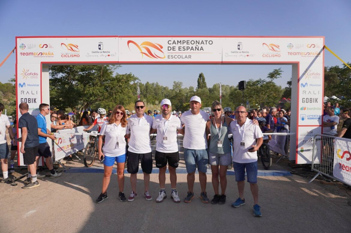 Jóvenes ciclistas compitiendo en el Campeonato de España Escolar en Tarazona de La Mancha.