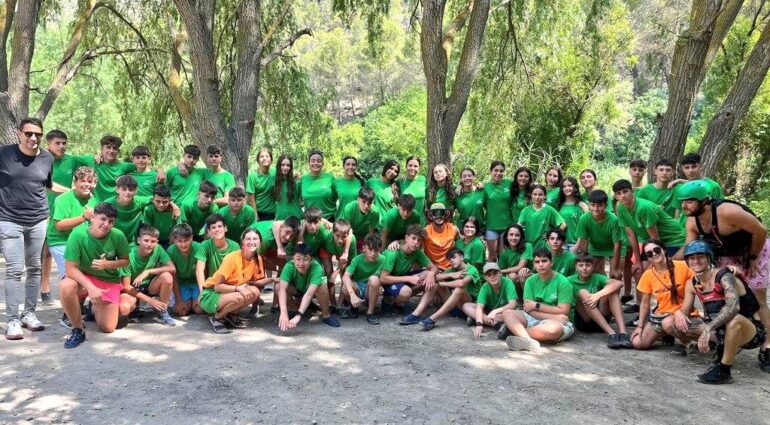 Jóvenes participantes en una actividad acuática en uno de los parajes naturales de la provincia de Albacete, como parte del programa de Campamentos de Verano 2025.