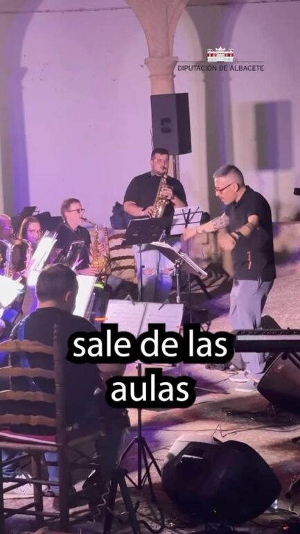 La Big Band Universitaria de la UCLM durante su concierto en el claustro histórico de Fuensanta.