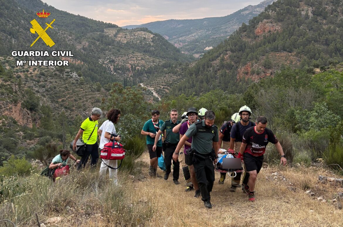 Rescatistas del SEPEI y Guardia Civil preparando la camilla para la evacuación en un paraje rocoso.