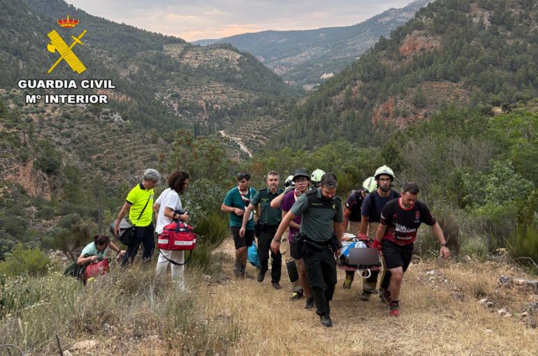 Rescatistas del SEPEI y Guardia Civil preparando la camilla para la evacuación en un paraje rocoso.