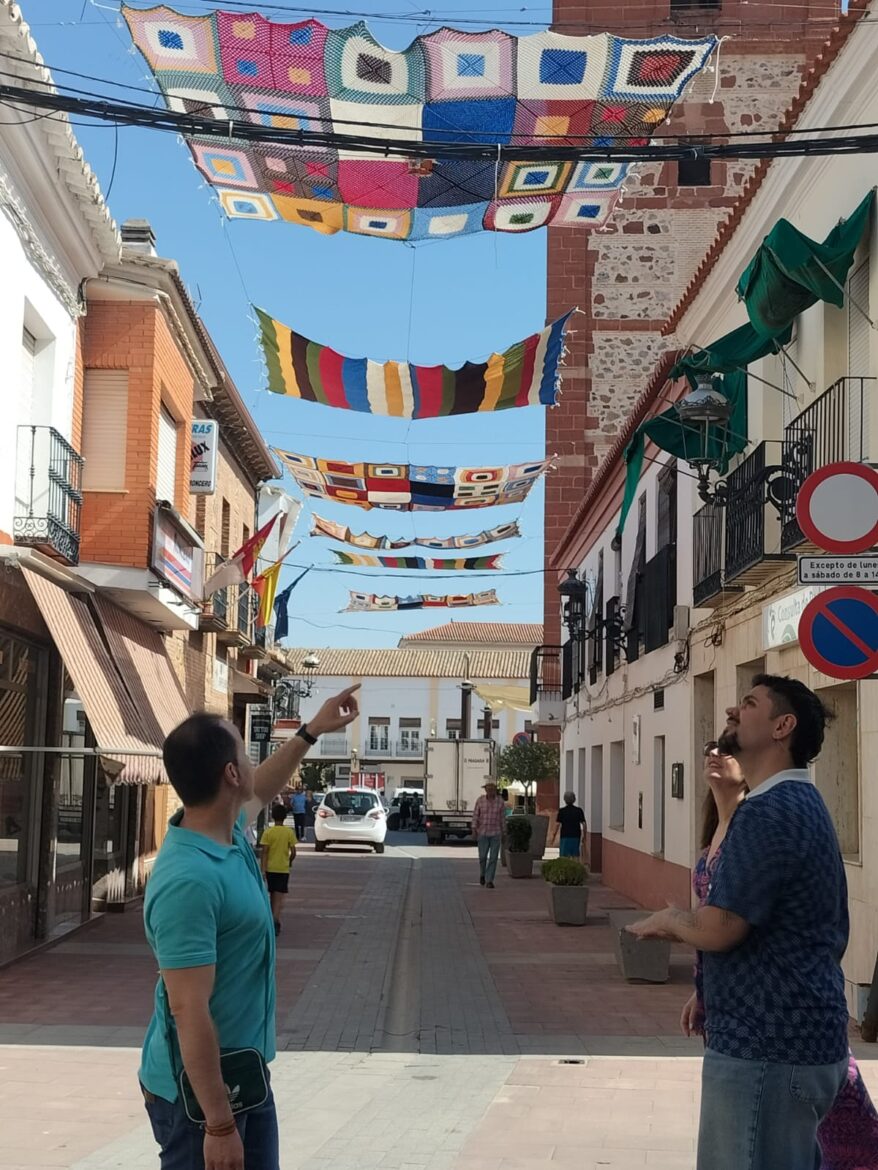 Con el verano vuelven los famosos toldos de ganchillo a Herencia, todo un atractivo turístico gracias al trabajo de una veintena de vecinas voluntarias - SURCO CLM, Diario digital